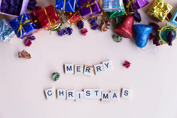 Frohes Weihnachtswort Auf Holzblock Mit Bunten Geschenkboxen Hintergrund Für Banner — Stockfoto