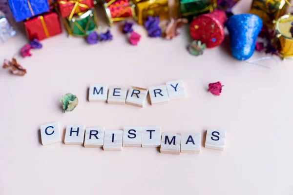 Frohes Weihnachtswort Auf Holzblock Mit Bunten Geschenkboxen Hintergrund Für Banner — Stockfoto