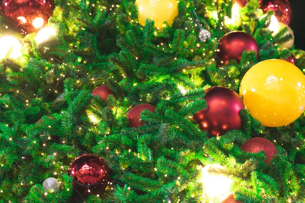 Weihnachtsbaum Mit Hellen Und Roten Kugeln Geschmückt — Stockfoto
