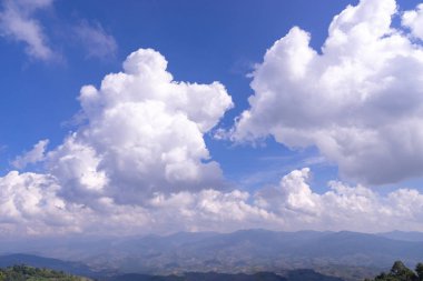 yeşil dağ üzerinde mavi gökyüzü üzerinde kabarık dramatik beyaz bulut