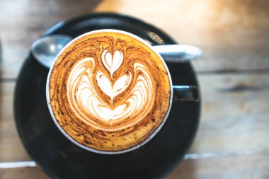 üstten görünüm sıcak süt kahve latte art ahşap masa Tarih ile kapatmak