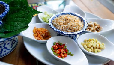 Üstten Görünüm Miang Khum madde (Leaf-Wrapped lokma meze) Tay geleneksel gıda