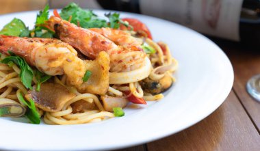 miang khum madde için beyaz kaşık üzerinde kurutulmuş karides kadar kapatın