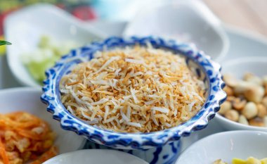 gevrek dilimlenmiş Hindistan cevizi miang kum madde için beyaz kaşık kadar kapatın