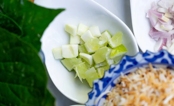 Detailní Záběr Nakrájenou Citronovou Bílých Lžíce Pro Miang Khum Složkou — Stock fotografie