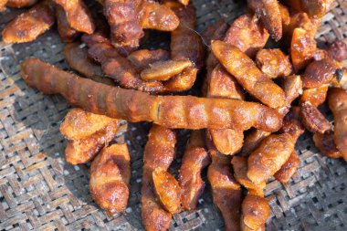 bambu sepet üzerinde ıslak taze demirhindi 