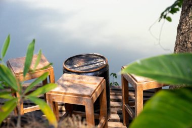 ağaç altında Ahşap balkon Vintage ahşap tabureler, nehir bakan