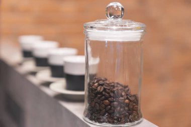 seramik fincan ile açık kapta kavrulmuş kahve çekirdeği kadar yakın