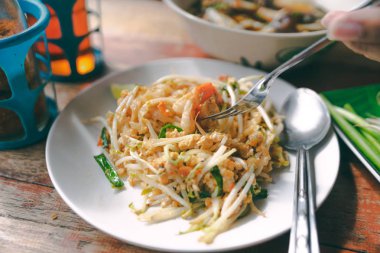 h ile ahşap masada pad thai noodle thai sokak gıda yakın