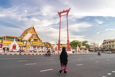 Asyalı bir turist Dev salıncak veya Sa sokak boyunca walkig olduğunu