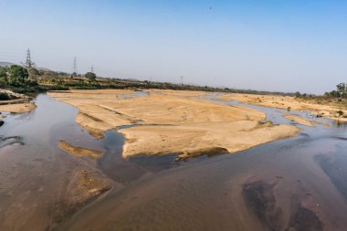 Indian river güç kılavuz kablo döşeme arka plan ile kumlu yatakta temiz su ile.