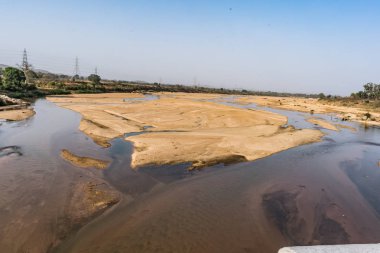 Indian river güç kılavuz kablo döşeme arka plan ile kumlu yatakta temiz su ile.