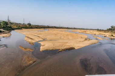 Indian river güç kılavuz kablo döşeme arka plan ile kumlu yatakta temiz su ile.