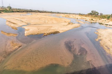 Indian river güç kılavuz kablo döşeme arka plan ile kumlu yatakta temiz su ile.