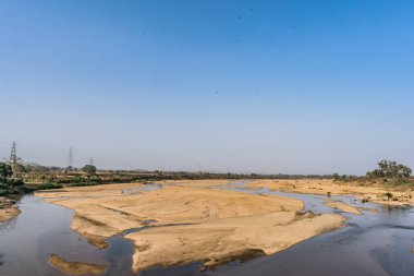 Indian river güç kılavuz kablo döşeme arka plan ile kumlu yatakta temiz su ile.