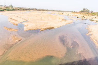 Indian river güç kılavuz kablo döşeme arka plan ile kumlu yatakta temiz su ile.