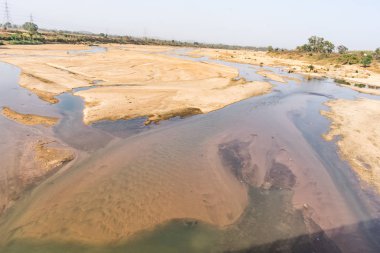 Indian river güç kılavuz kablo döşeme arka plan ile kumlu yatakta temiz su ile.