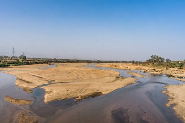 Indian river güç kılavuz kablo döşeme arka plan ile kumlu yatakta temiz su ile.