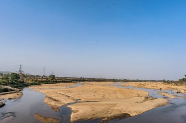 Indian river güç kılavuz kablo döşeme arka plan ile kumlu yatakta temiz su ile.