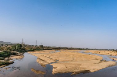 Indian river güç kılavuz kablo döşeme arka plan ile kumlu yatakta temiz su ile.