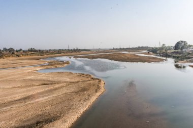 Indian river güç kılavuz kablo döşeme arka plan ile kumlu yatakta temiz su ile.