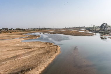 Indian river güç kılavuz kablo döşeme arka plan ile kumlu yatakta temiz su ile.