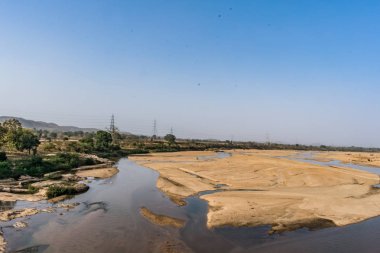 Indian river güç kılavuz kablo döşeme arka plan ile kumlu yatakta temiz su ile.