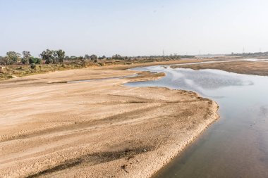 Indian river güç kılavuz kablo döşeme arka plan ile kumlu yatakta temiz su ile.