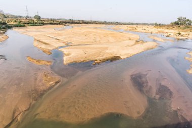 Indian river güç kılavuz kablo döşeme arka plan ile kumlu yatakta temiz su ile.
