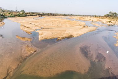 Indian river güç kılavuz kablo döşeme arka plan ile kumlu yatakta temiz su ile.