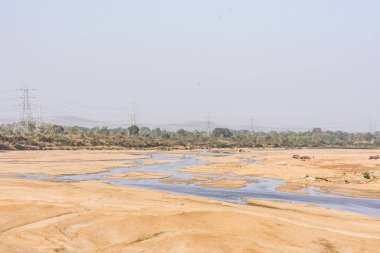 Indian river güç kılavuz kablo döşeme arka plan ile kumlu yatakta temiz su ile.