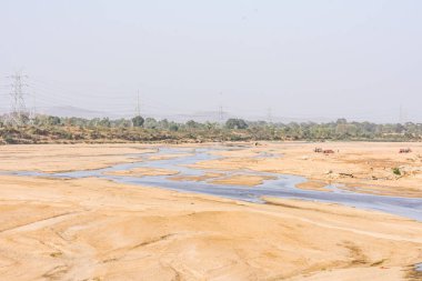 Indian river güç kılavuz kablo döşeme arka plan ile kumlu yatakta temiz su ile.