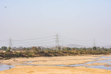 Şeffaf su yaz sezonunda awesome seyir Nehir kumu görünümünü kapat.