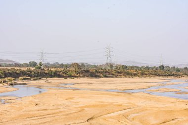 Şeffaf su yaz sezonunda awesome seyir Nehir kumu görünümünü kapat.