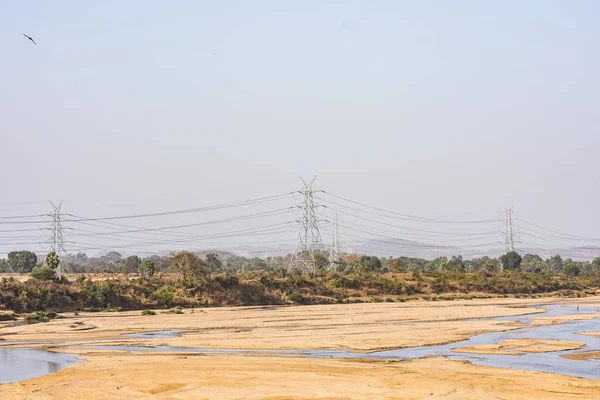 Şeffaf su yaz sezonunda awesome seyir Nehir kumu görünümünü kapat.