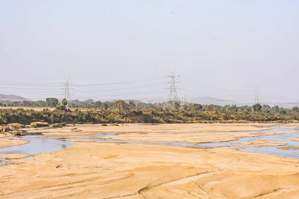 Şeffaf su yaz sezonunda awesome seyir Nehir kumu görünümünü kapat.