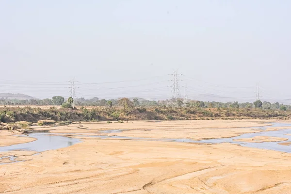 Şeffaf su yaz sezonunda awesome seyir Nehir kumu görünümünü kapat.