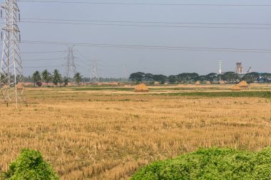Çeltik tarım alanı yakınındaki küçük bir fabrika yukarıda kılavuz şanzıman. 