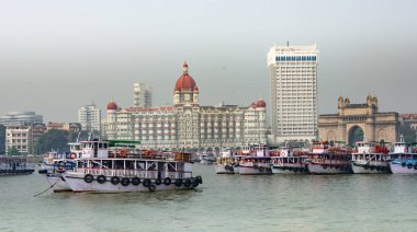 Hotel Taj ve ağ geçidi Hindistan harika görünümü güzel denizde teknelerle.