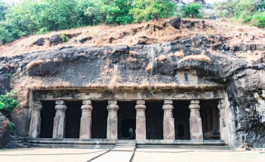 Elephanta mağaralar güneşli bir günde harika görünümlü bir görünümünü.