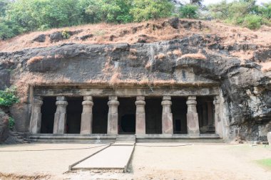 Elephanta mağaralar güneşli bir günde harika görünümlü bir görünümünü.