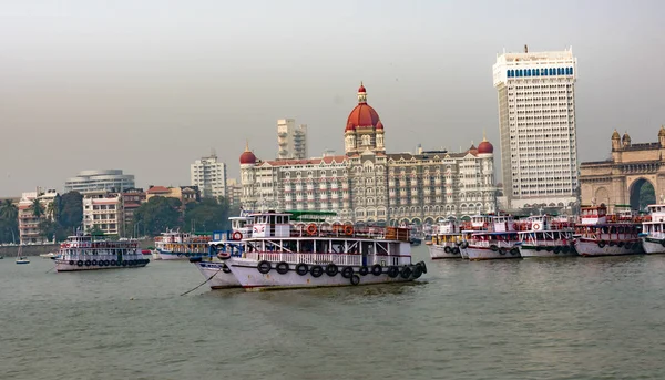 Vista Impressionante Hotel Taj Gateway Índia Com Barcos Mar Olhando — Fotografia de Stock