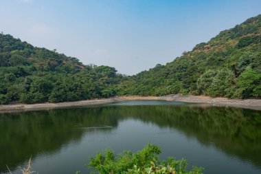 Göl harika görünümü arasında iki dağ kavşak.
