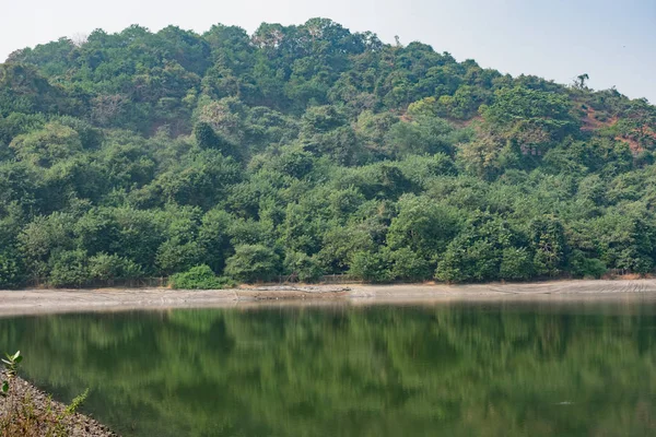Удивительный Вид Озеро Между Двумя Горными Перекрестками — стоковое фото