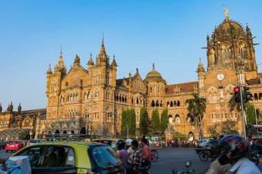 Mumbai tren istasyonu önünde çok yoğun trafik.