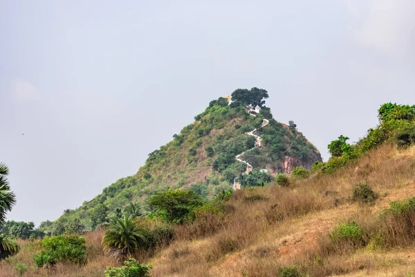 Uma Estrada Impressionante Para Templo Situado Topo Uma Montanha — Fotografia de Stock