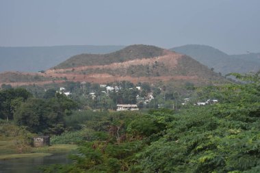 Hindistan cevizi ağaçlı bir dağ manzarası harika görünüyor..