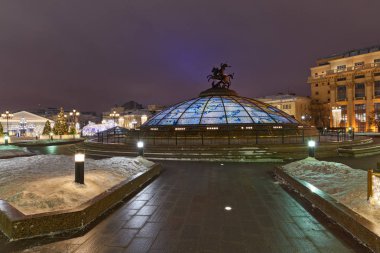 Gece Noel arifesinde Moskova türleri.