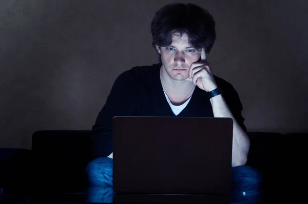 Mann vor Laptop, Portre