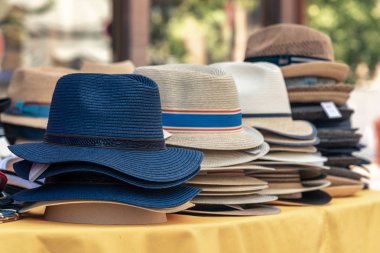 şapka bir tabloda yığınları